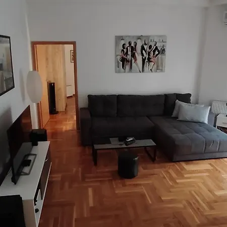 Paris 2 Night Private Parking * Nis